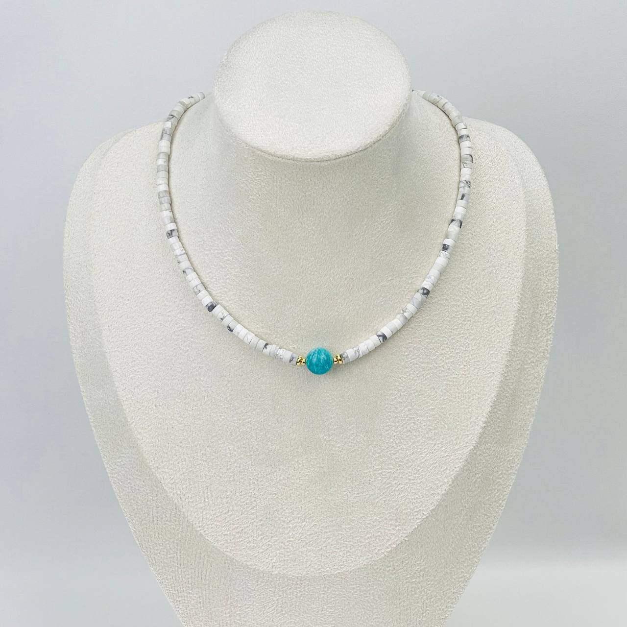 Радуга Самоцветов Колье из Говлита и Амазонита