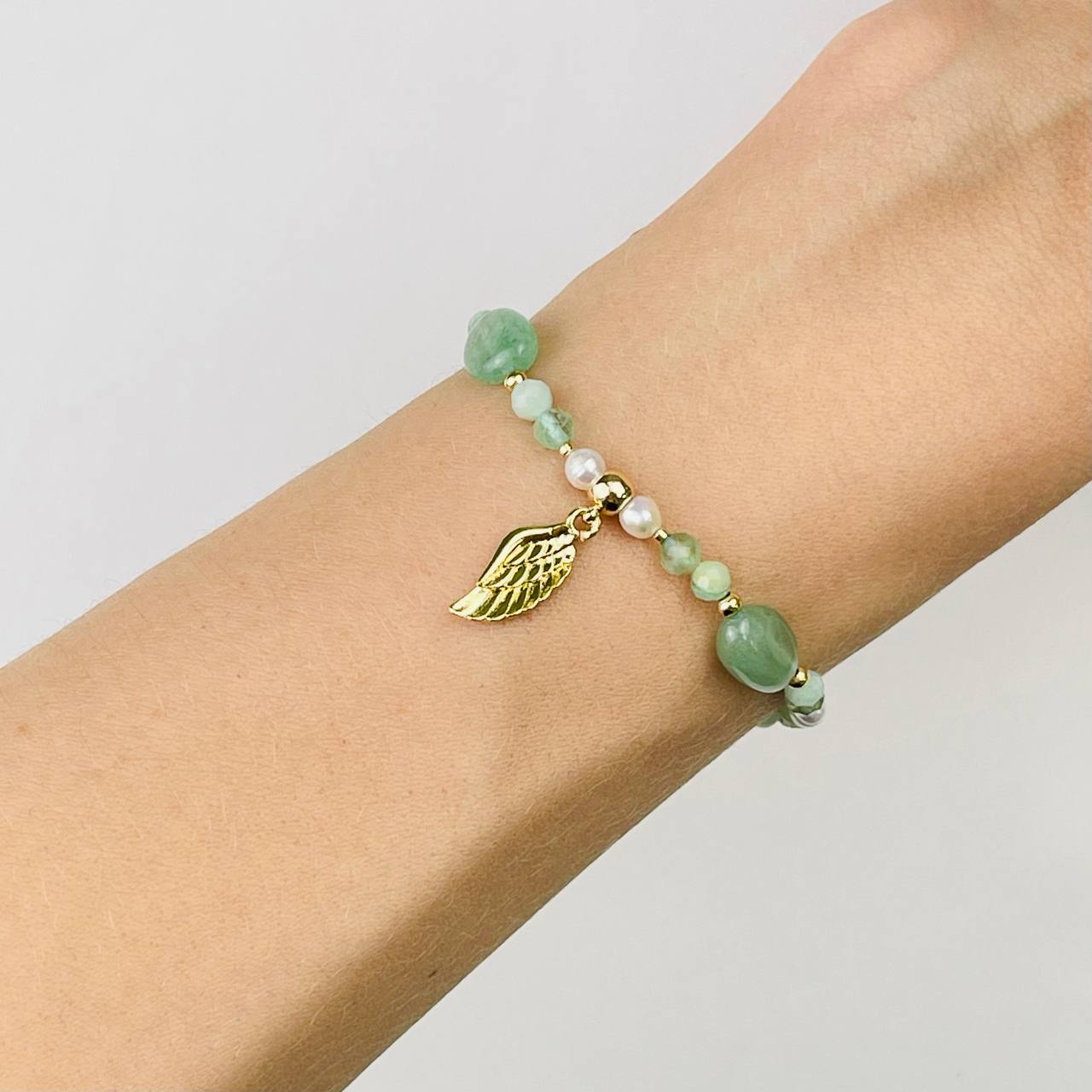 Радуга Самоцветов Браслет с подвеской перо из зеленого Ангелита и Кварца с Жемчугом