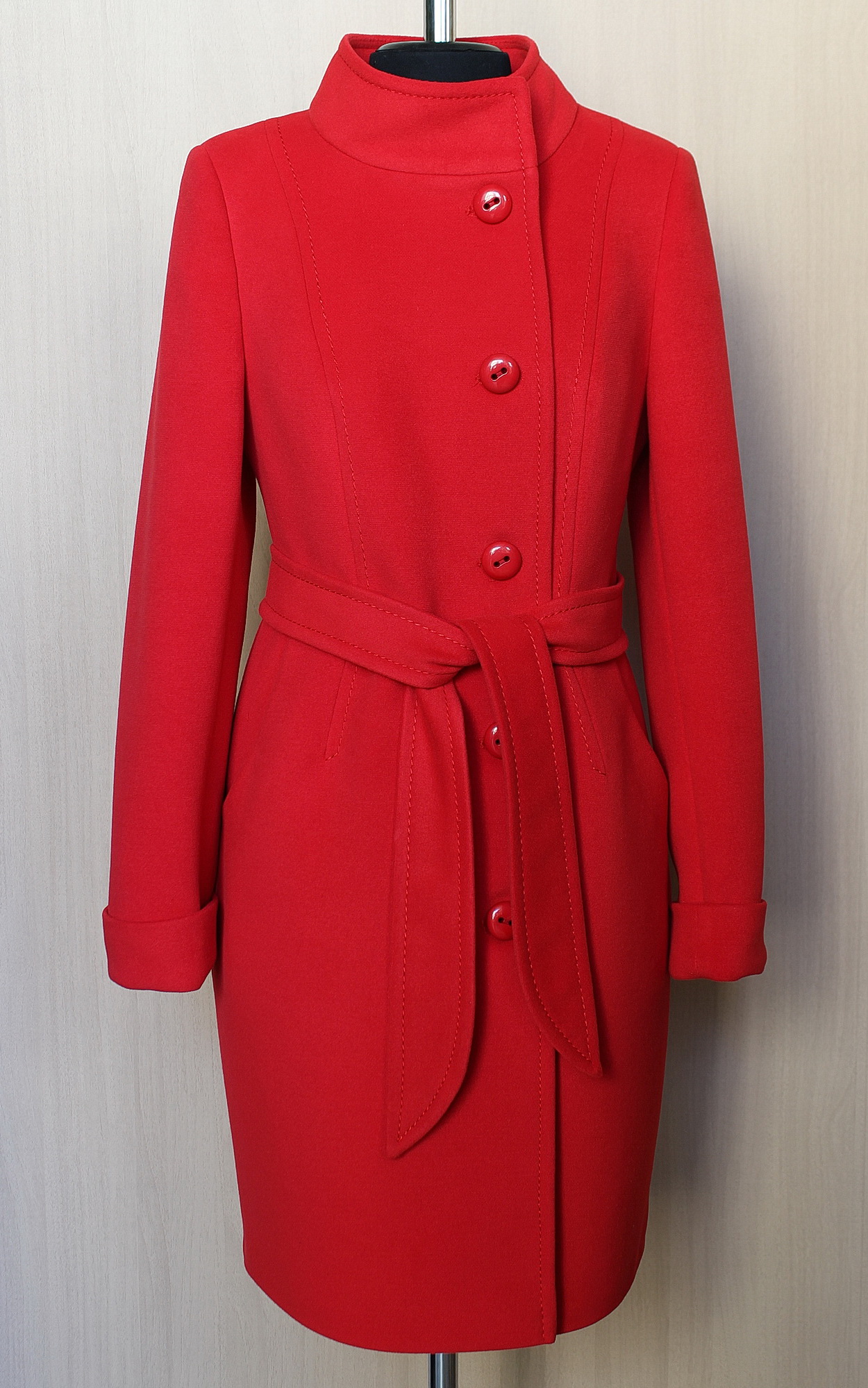 Фабричное красное пальто