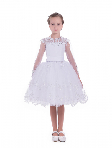 Короткое белое платье с рукавчиками украшенное аппликацией будет хорошим подарком маленькой принцессе.