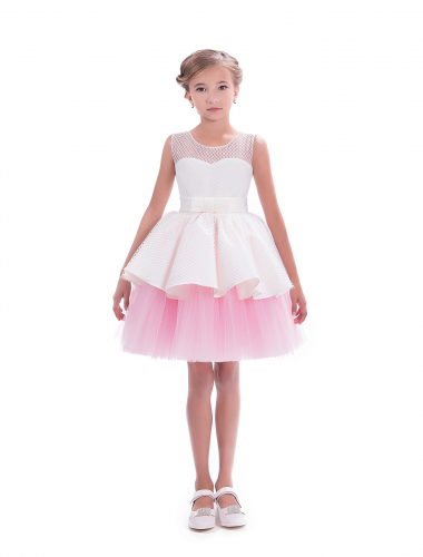 Маленькое кремово-розовое платье с милыми складками сможет отлично подчеркнуть праздничное настроение Вашей малышки.
