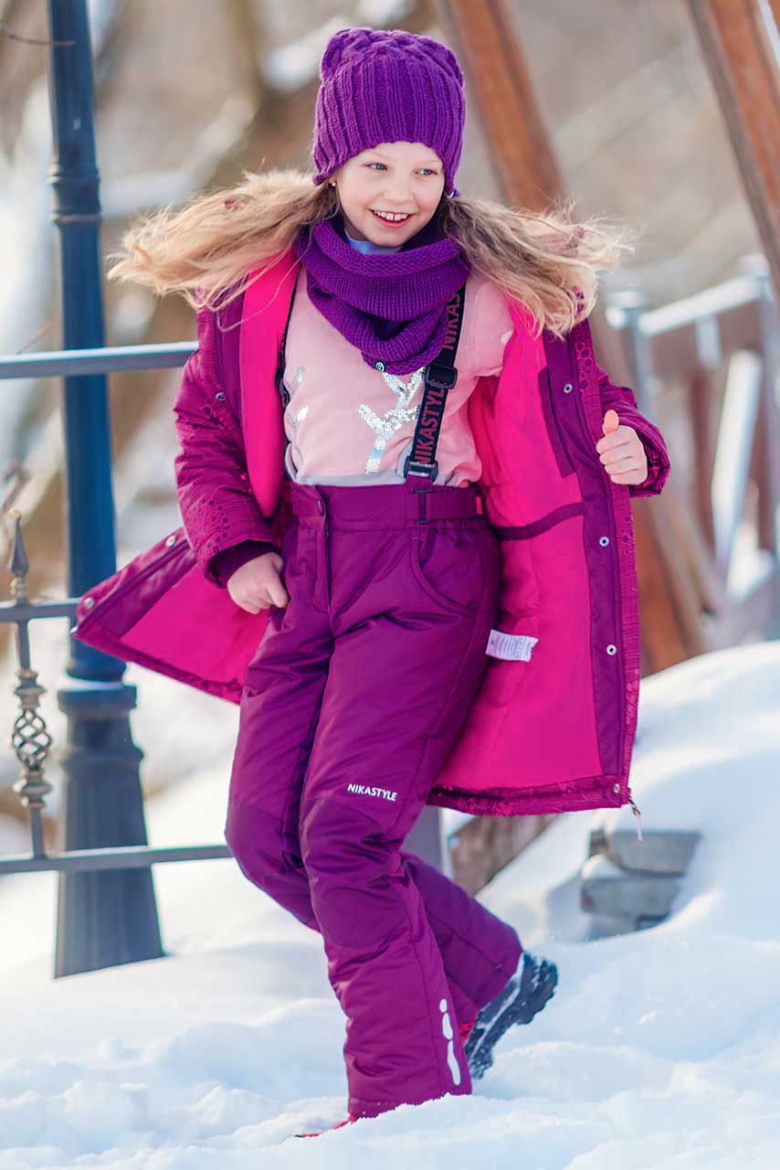 Красивая зимняя одежда на прогулку. Девушка в зимних штанах. Девушка в зимних штанах. Девушка в джинсах зимой. Зимние образы в джинсах.