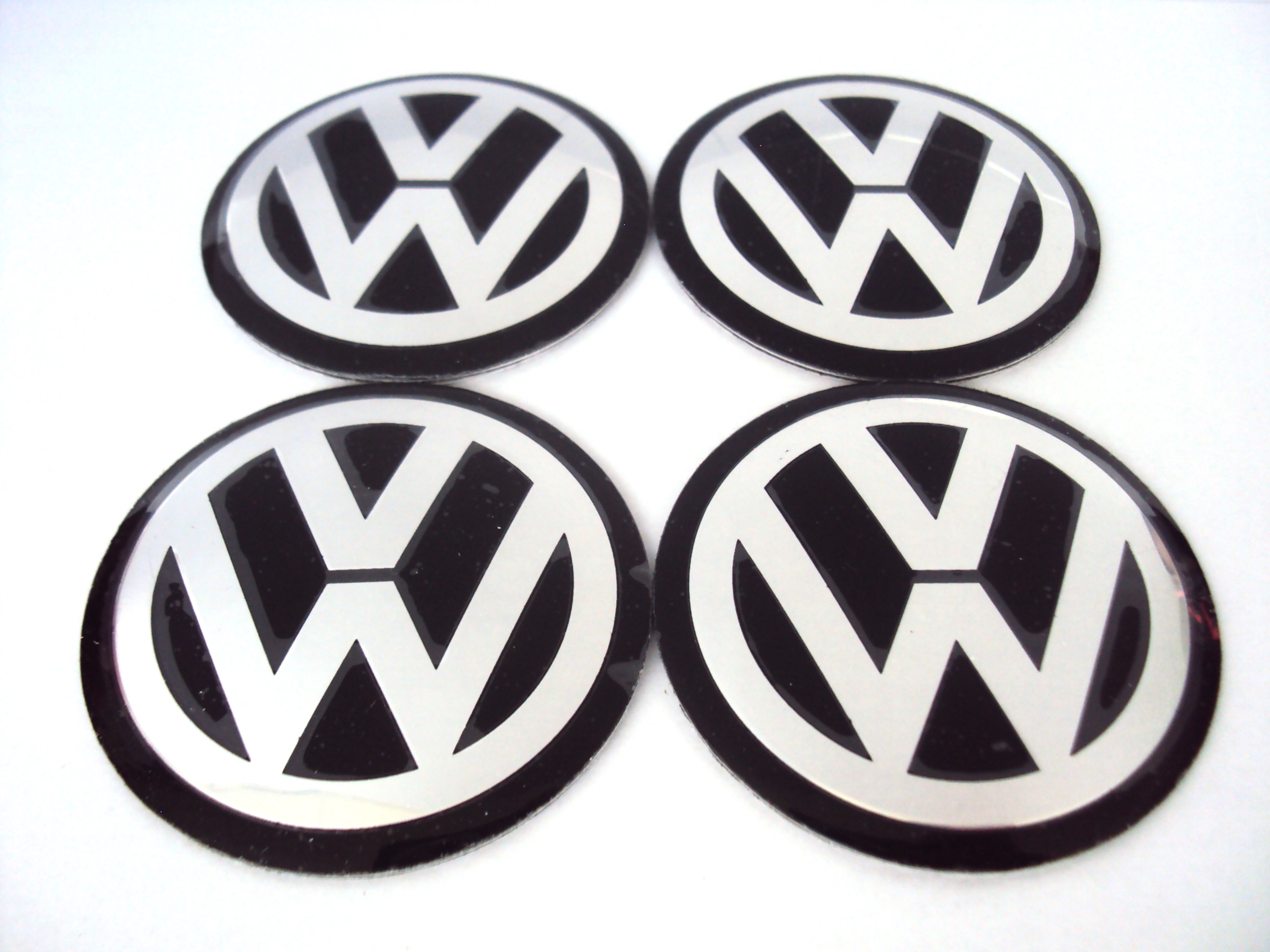 Купить логотип на диски. Заглушка диска колесного. Значок VW В колесо. Эмблемы на диски колес. Колпачки на литые диски Фольксваген металл.