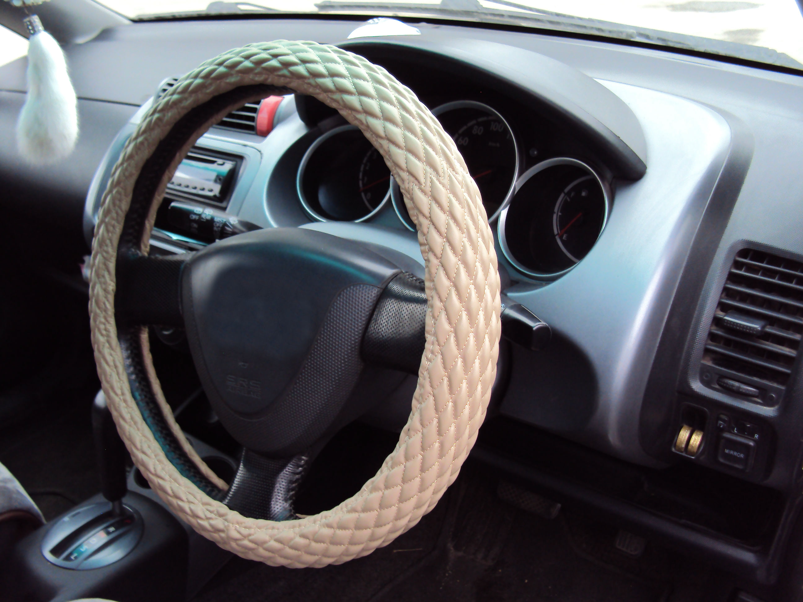 Оплетка на руль маджентис бежевый салон. Кожаная оплетка на руль omoda c5. Оплетка на руль man tgs. Кожаная оплетка на руль. Кожаный руль.