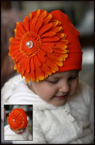 Оранжевая шапочка с крупной герберой