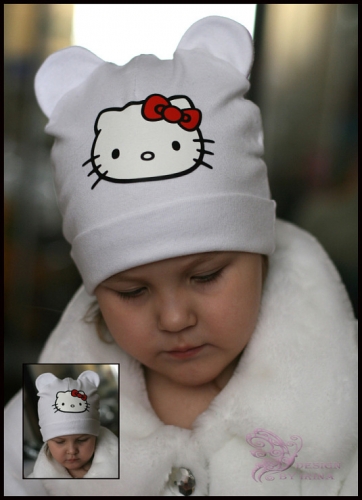 Белая шапка с ушками и принтом Hello Kitty