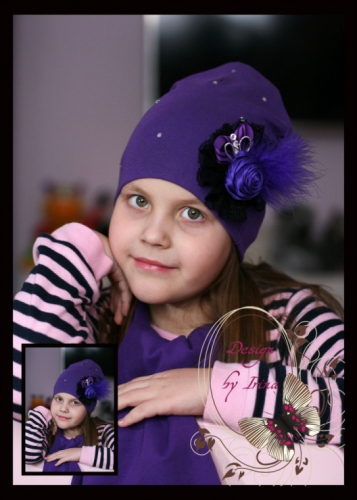 Удл.фиолетовая шапочка с композицией из атласной розы