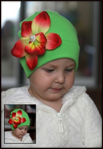 Зеленая шапочка с орхидеей Каттлея