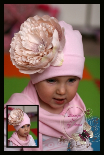 Бледно-розовая шапка с пудровым пионом