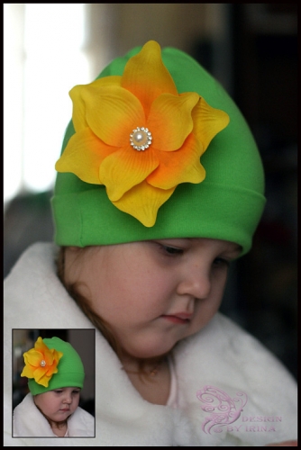 Зеленая шапка с желтой лилией