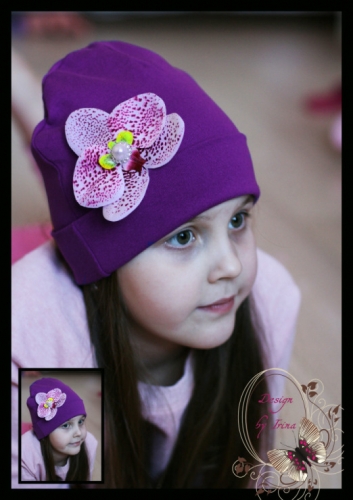 Фиолетовая шапка с мраморной орхидеей