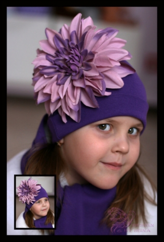 Фиолетовая шапка с георгином ВЕЛЮР