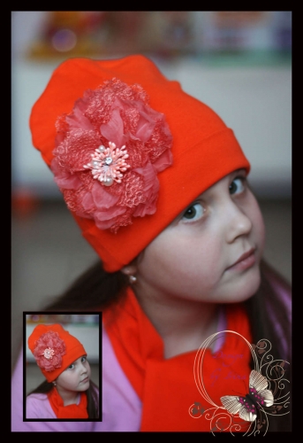 Оранжевая шапочка с цветком «Инга»