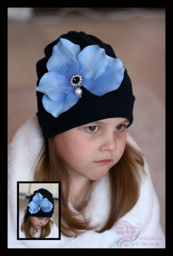 Темно-синяя шапочка с голубой орхидеей
