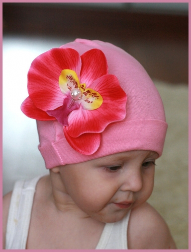 Розовая шапочка с розовой орхидеей