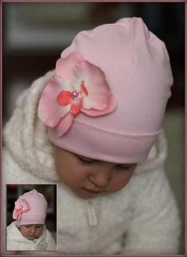 Бледно-розовая шапочка с орхидеей Nature
