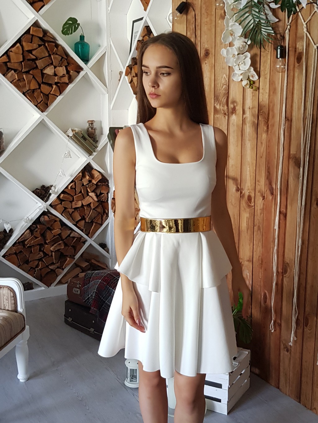 Белое платье с золотым поясом