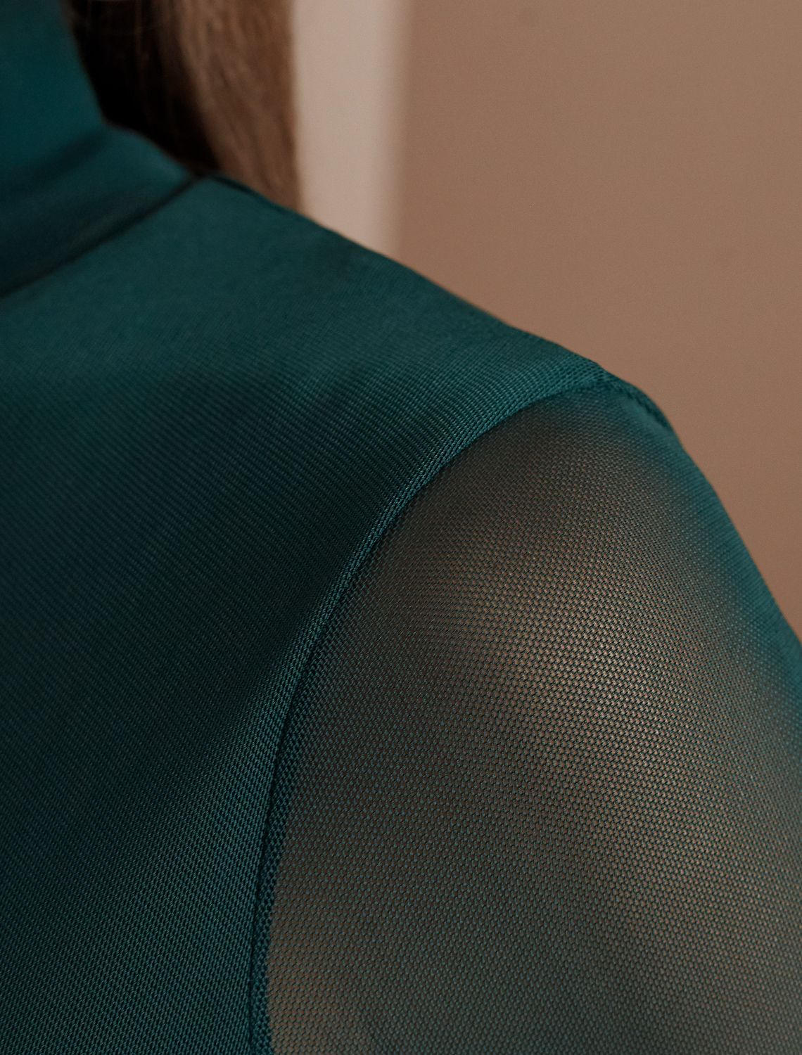 Водолазка с прозрачными рукавами D29.277 изумруд