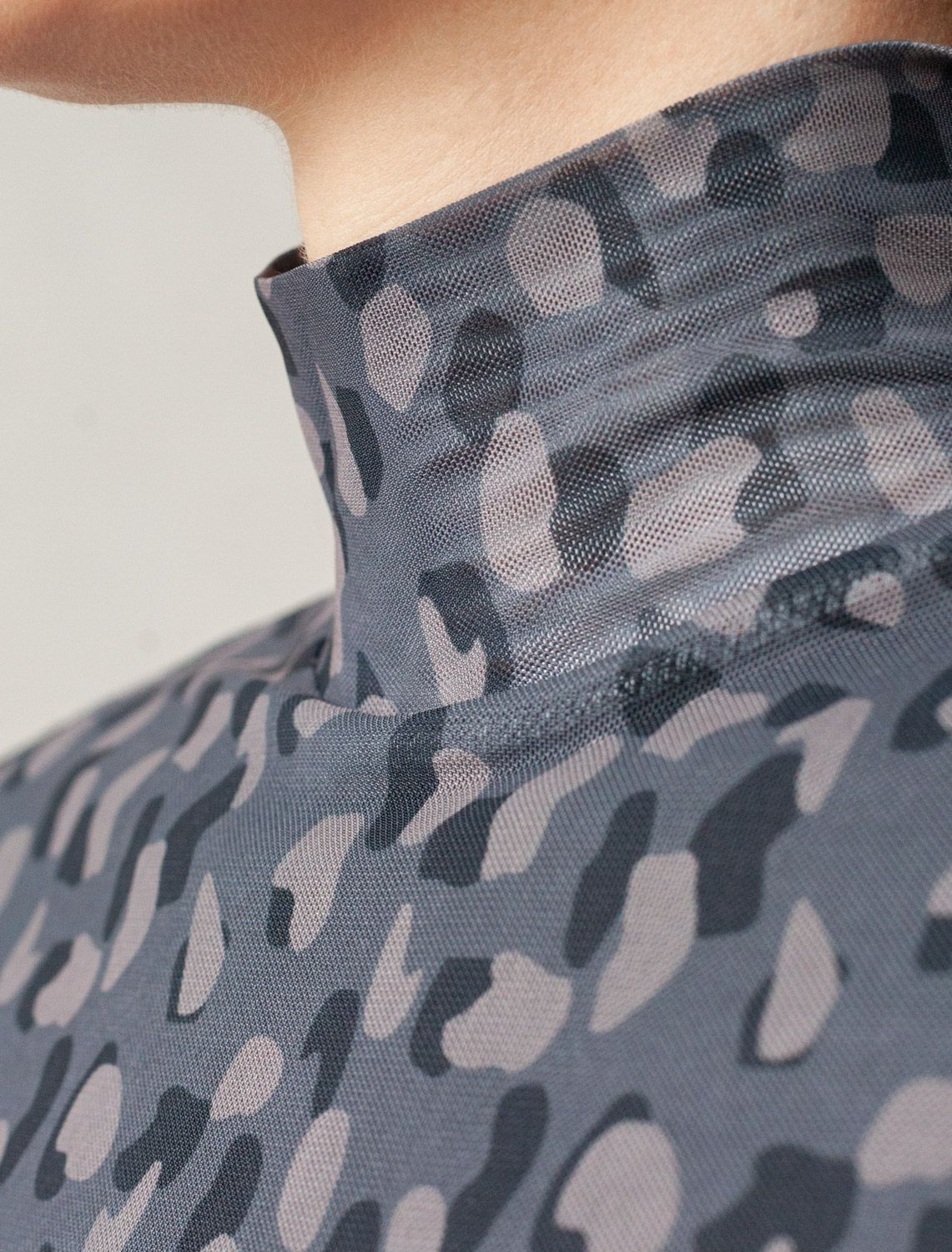 Водолазка с прозрачными рукавами D29.277 серый-коричневый