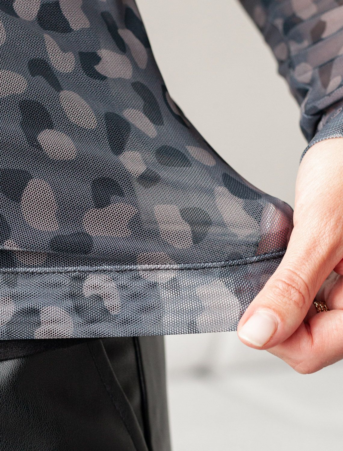 Водолазка с прозрачными рукавами D29.277 серый-коричневый