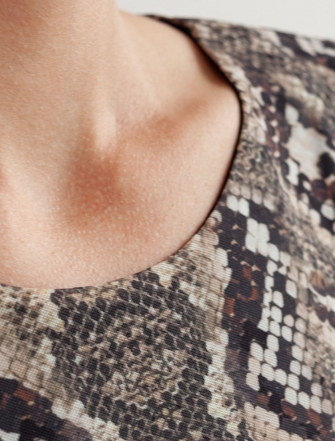 Платье из сетки с подкладкой D22.238 коричневый-бежевый змея