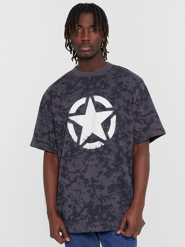 Футболка мужская серая в стиле милитари с принтом в виде звезды
