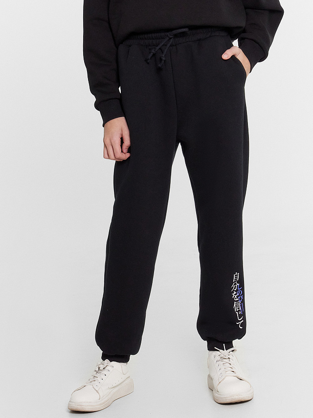 Брюки для мальчиков черные с принтом