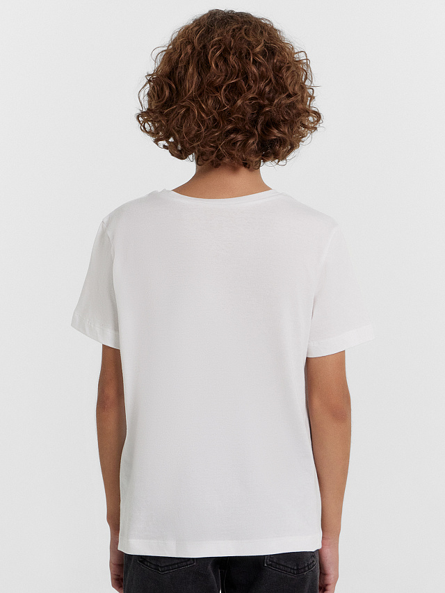 Футболка для мальчиков в белом цвете