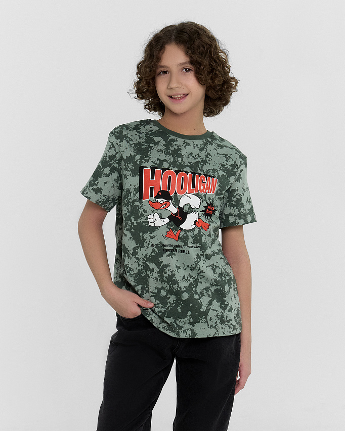 Футболка для мальчиков зеленая в стиле миллитари с принтом и надписью