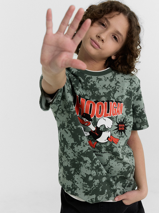 Футболка для мальчиков зеленая в стиле миллитари с принтом и надписью