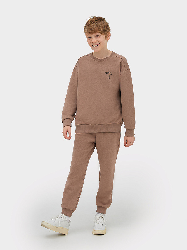 Комплект для мальчиков (джемпер, брюки) в бежевом цвете с печатью