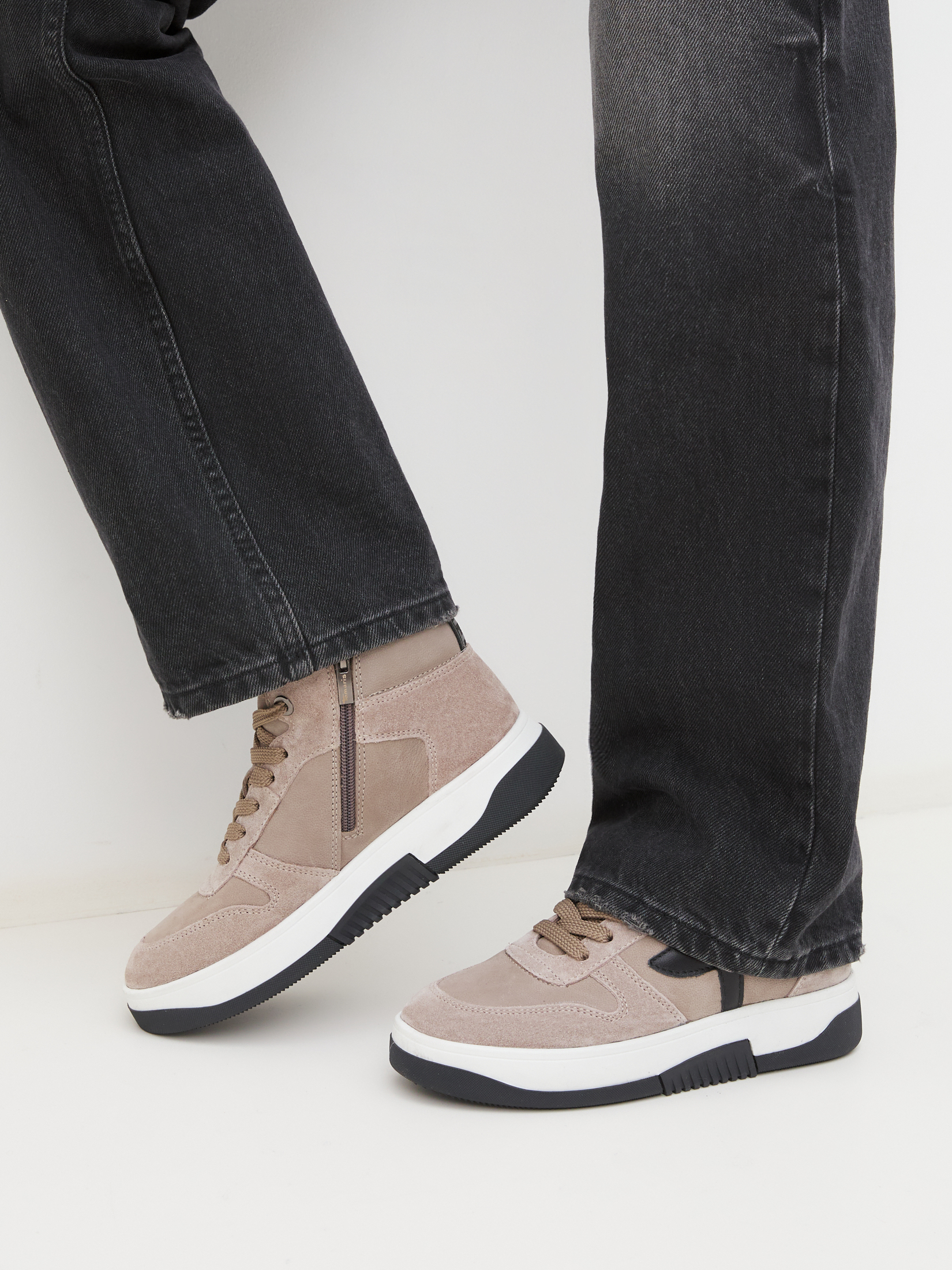 9685 р. 16990 р. Женские высокие кеды TAMARIS