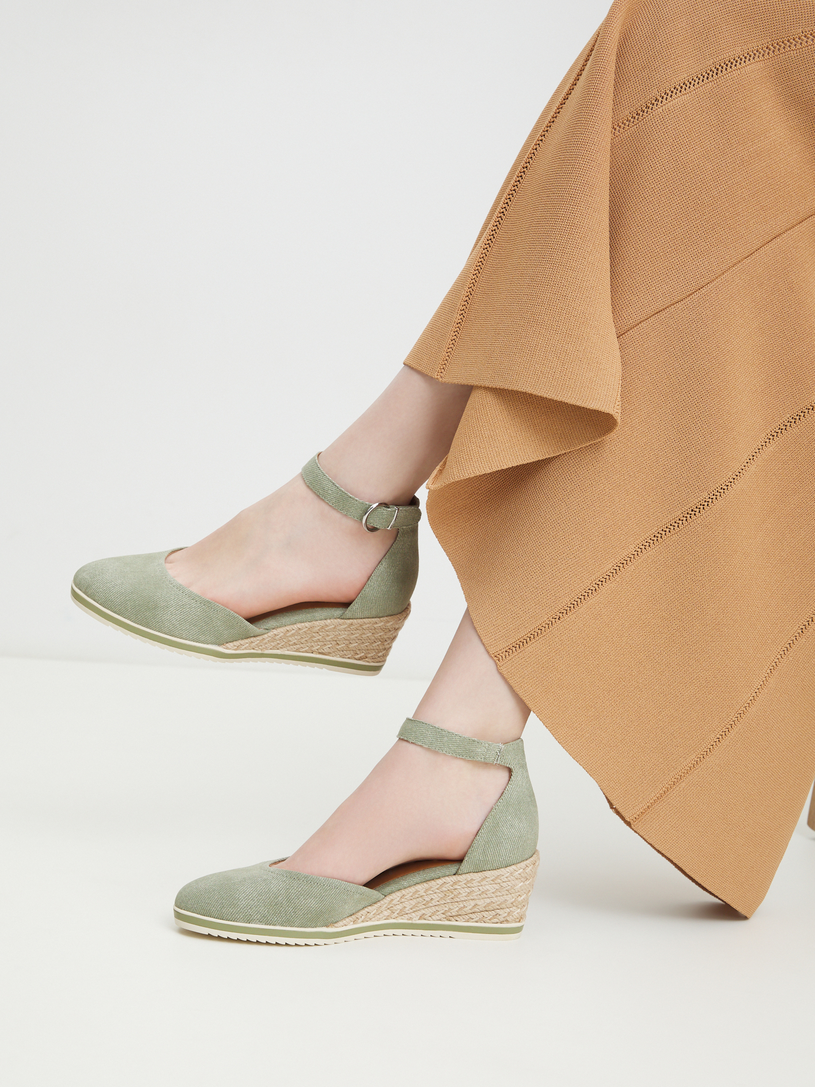 5130 р. 9000 р. Женские туфли из денима TAMARIS DAJANA