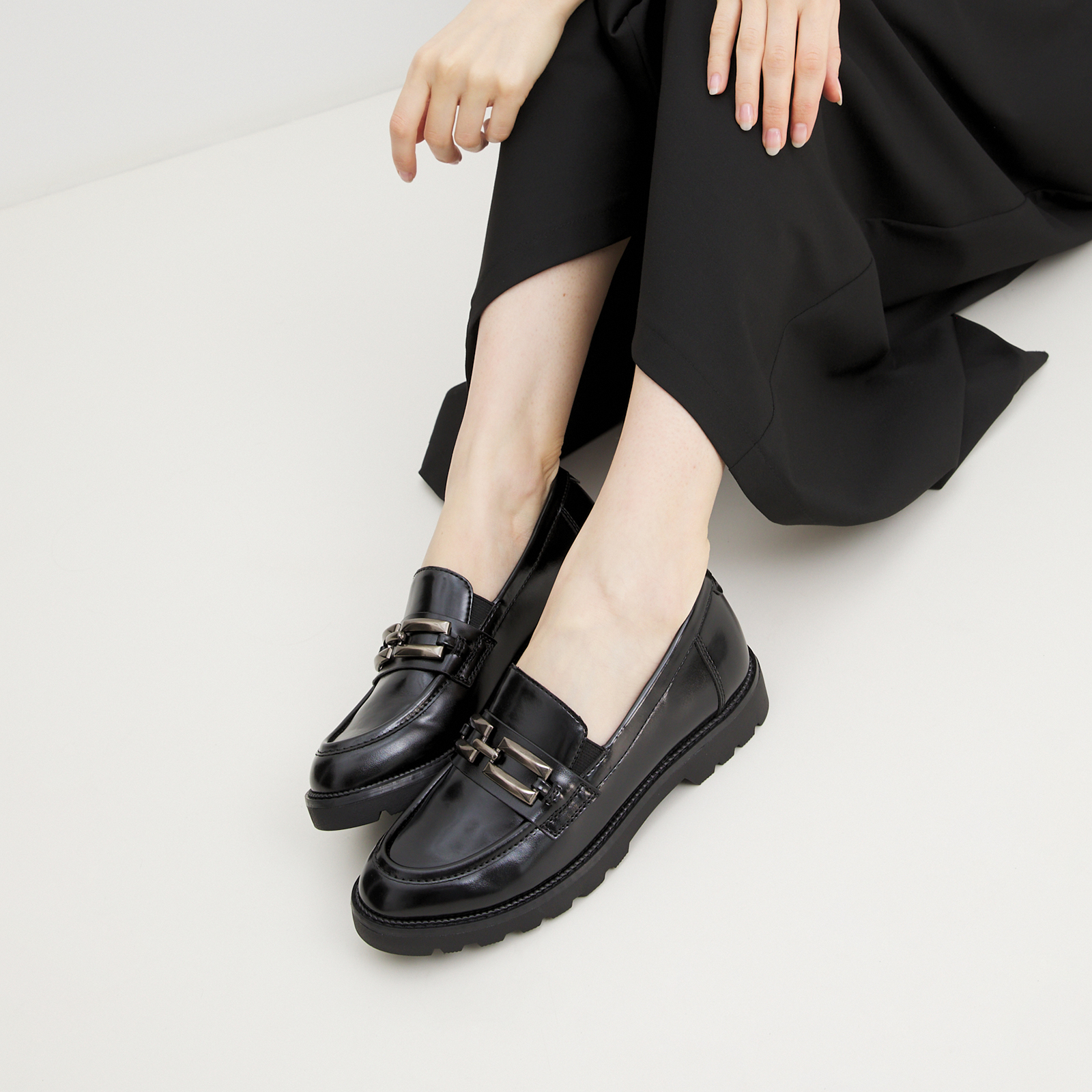 5700 р. 10000 р. Женские лоферы TAMARIS BADAM