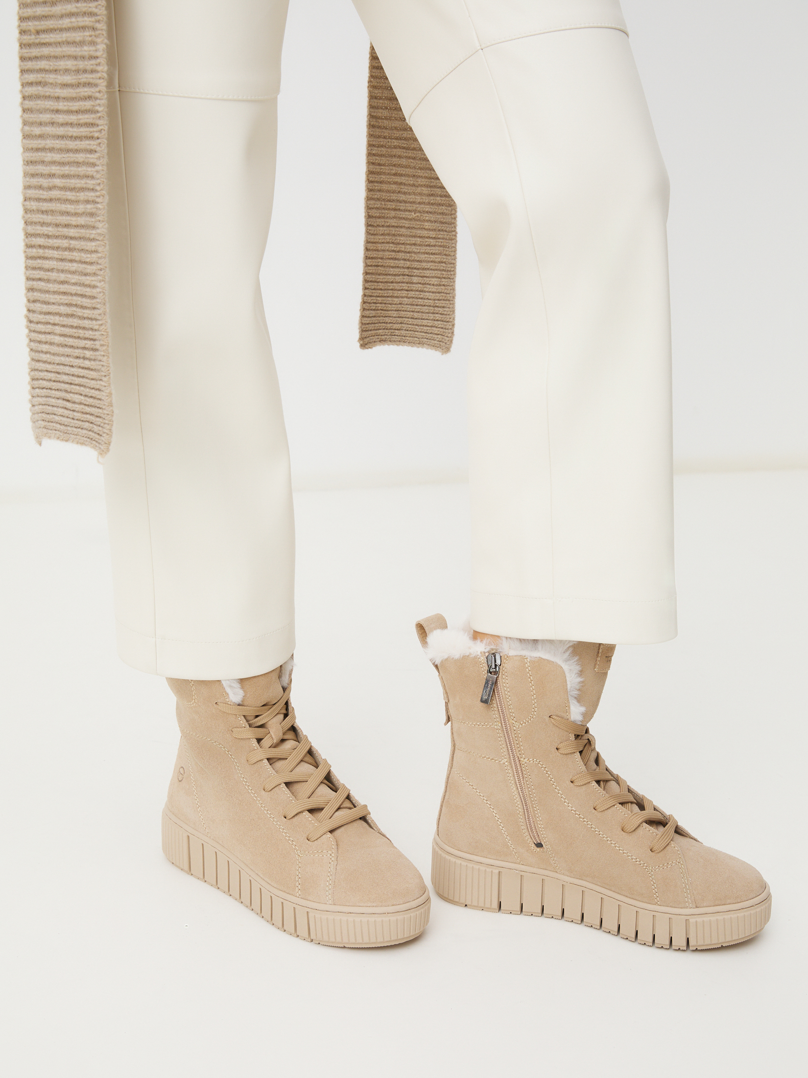 10426 р. <s>18290 р. Женские высокие кеды TAMARIS JARMA