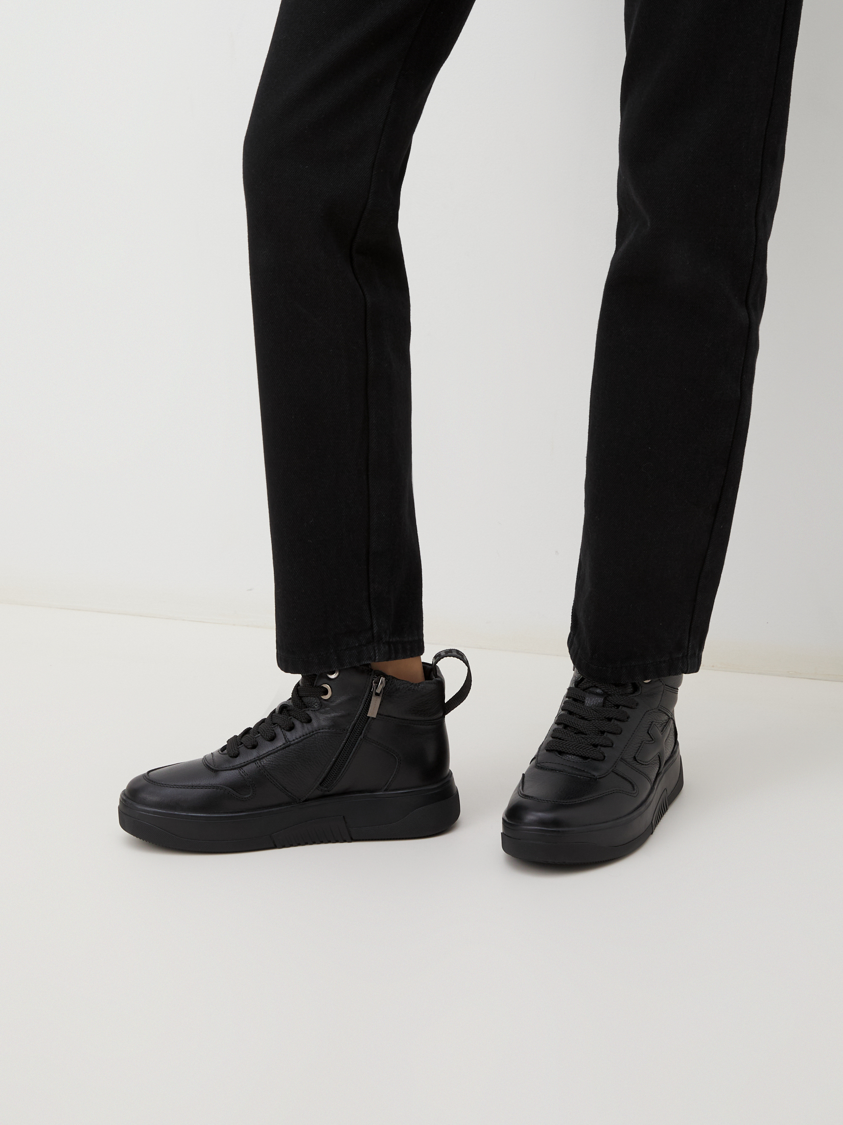 9685 р. 16990 р. Женские высокие кеды TAMARIS