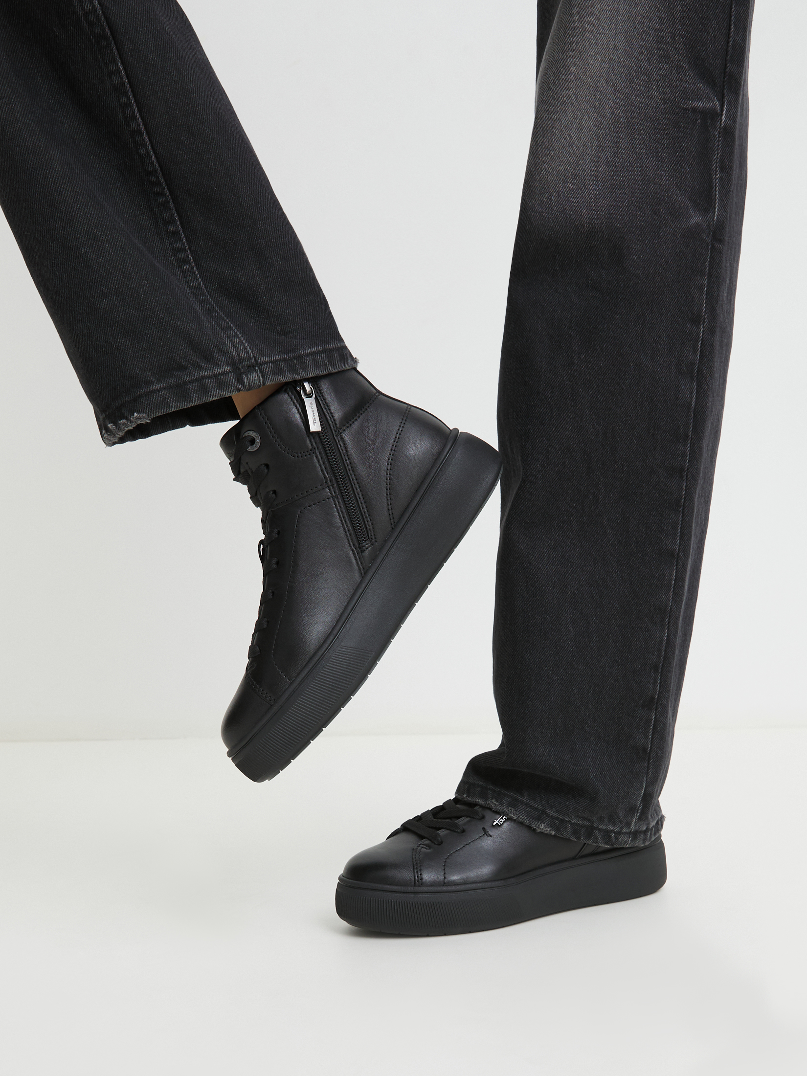 7695 р. 13500 р. Женские высокие кеды TAMARIS VIOLETTA