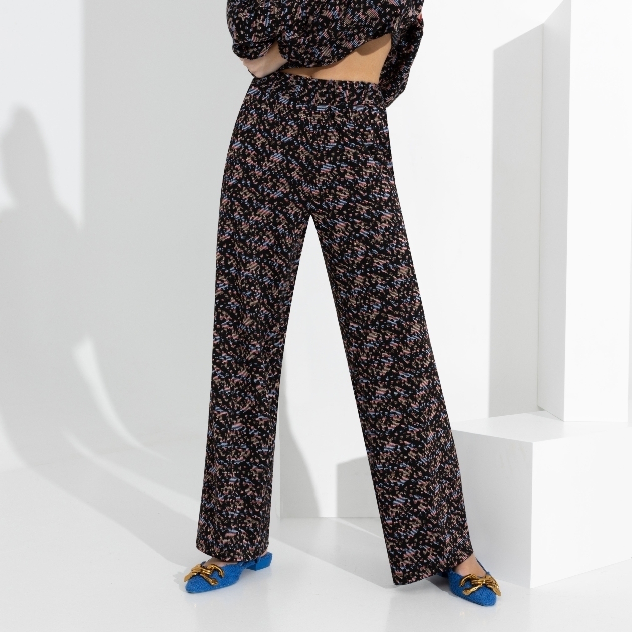 Брючный комплект с капюшоном, Смелый контраст