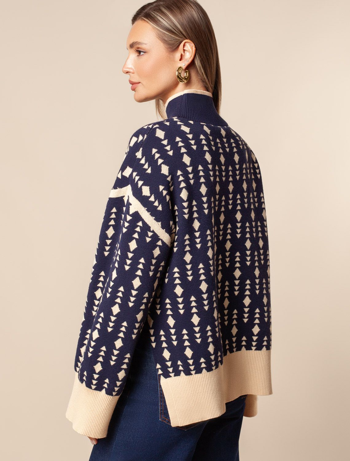 Свитер с боковыми разрезами жаккардовой вязки с кашемиром D34.207 синий-бежевый