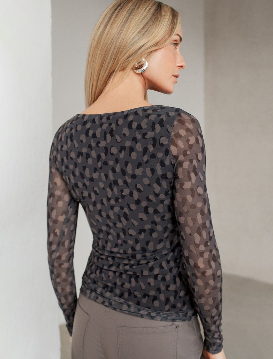 Джемпер с прозрачными рукавами D29.278 серый-коричневый