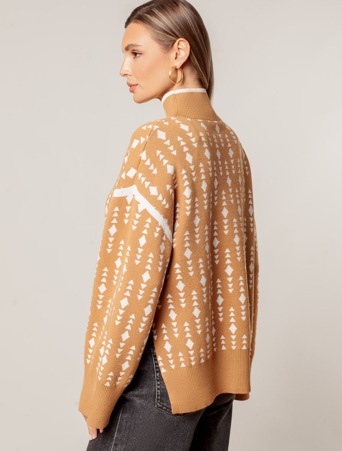 Свитер с боковыми разрезами жаккардовой вязки с кашемиром D34.207 бежевый-белый