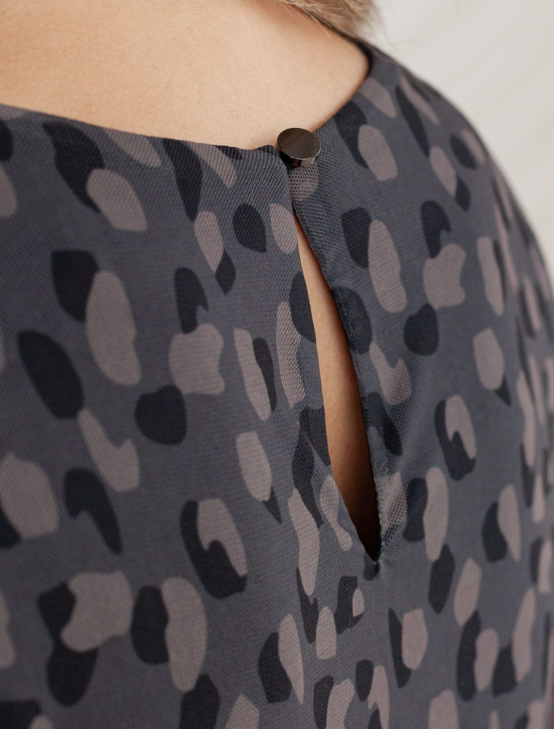 Платье из сетки с подкладкой D22.238 серый-коричневый