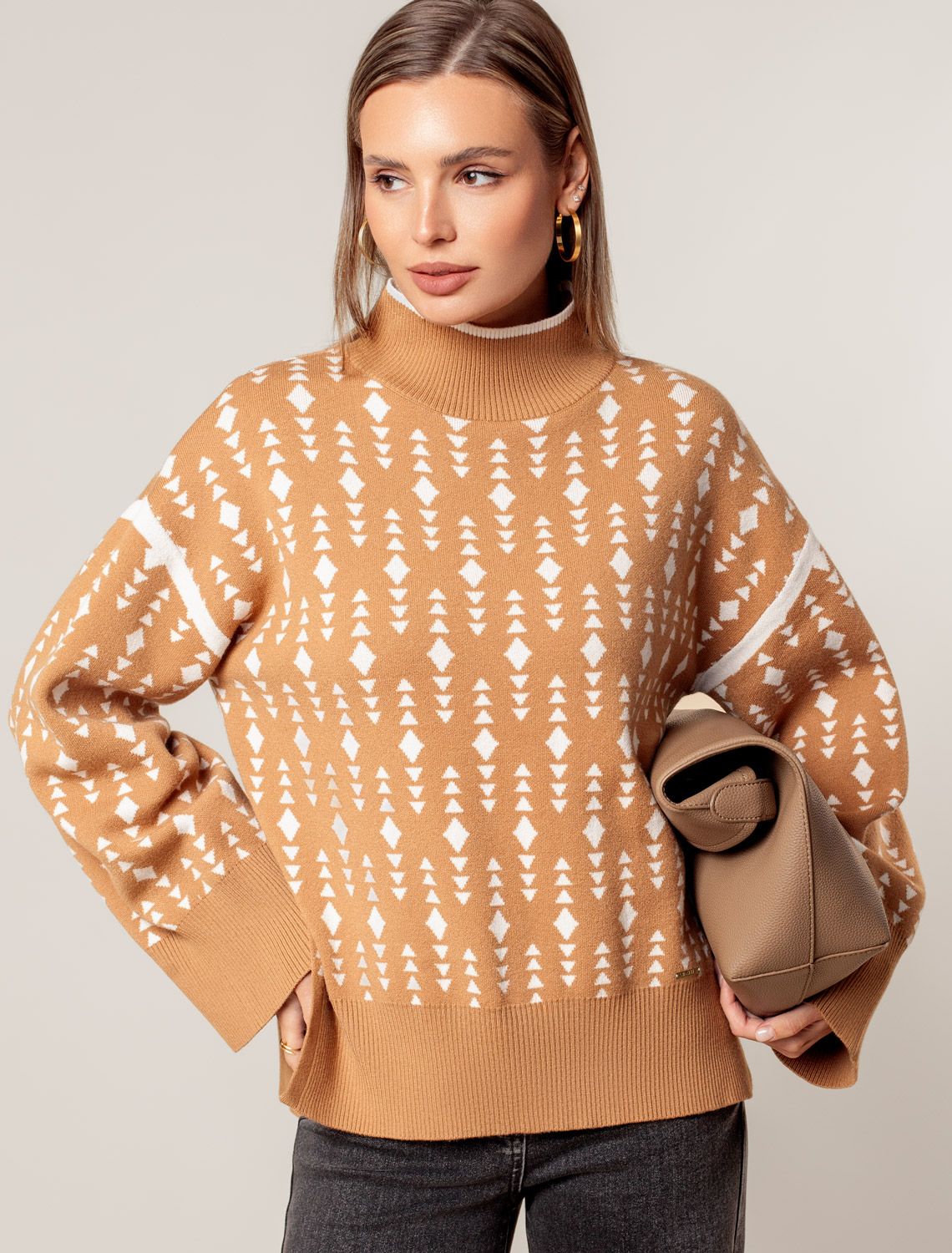 Свитер с боковыми разрезами жаккардовой вязки с кашемиром D34.207 бежевый-белый