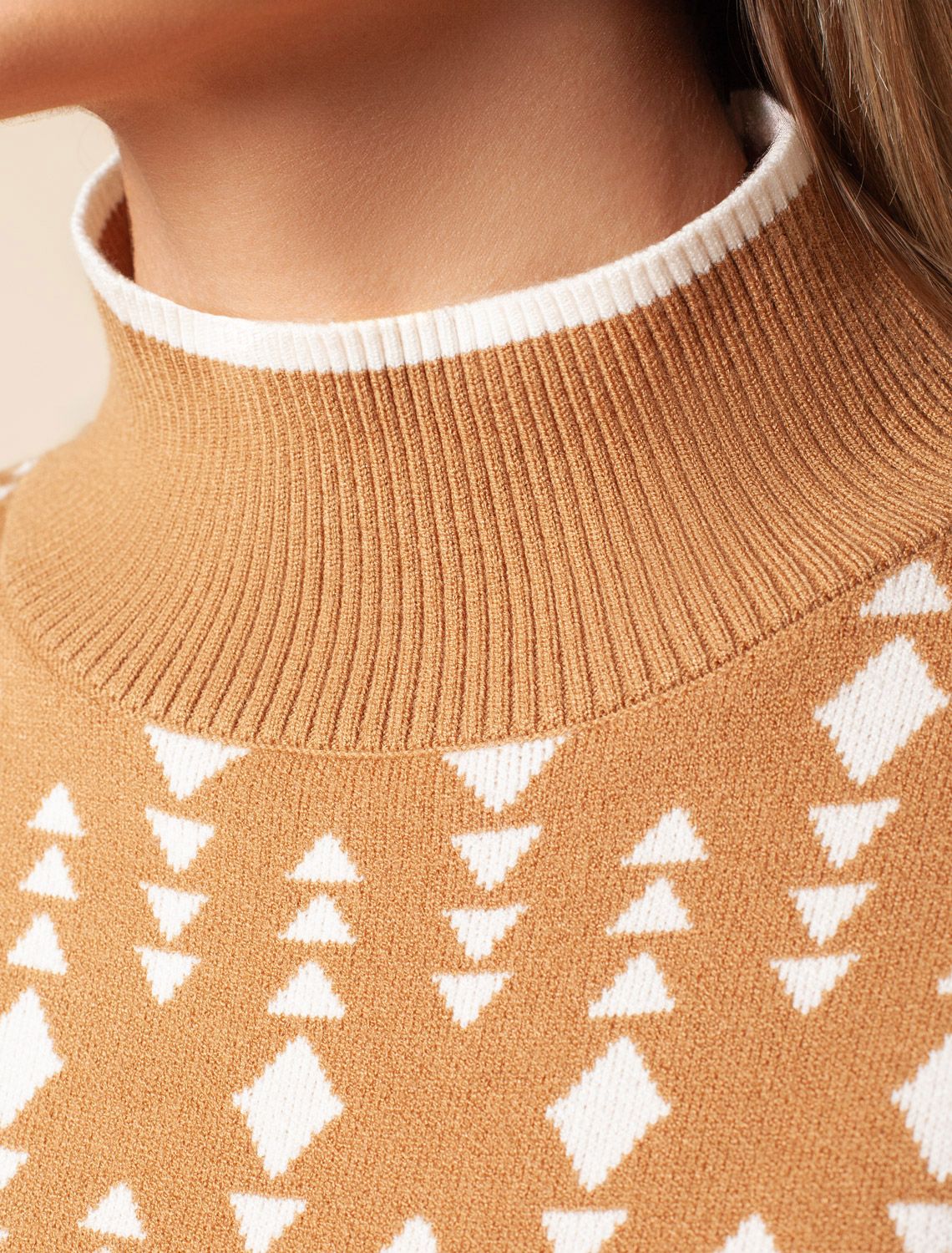 Свитер с боковыми разрезами жаккардовой вязки с кашемиром D34.207 бежевый-белый