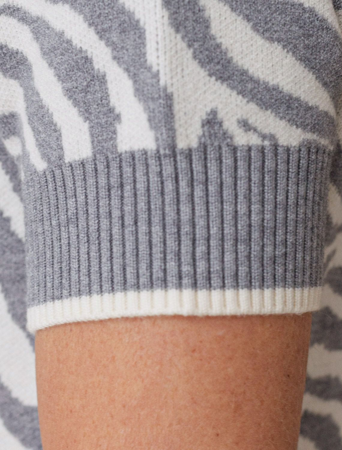 Платье жаккардовой вязки с кашемиром D32.110 серый