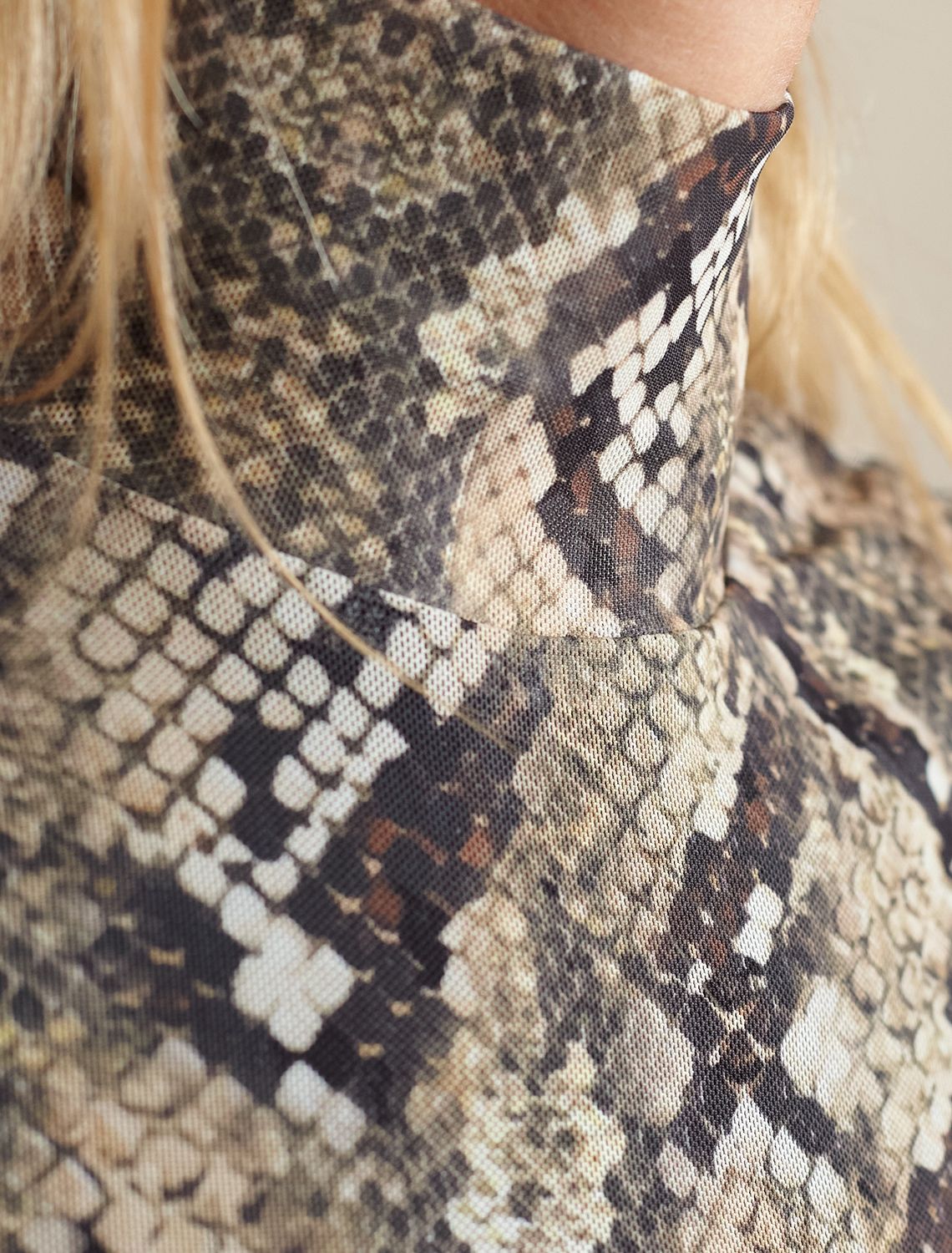 Водолазка с прозрачными рукавами D29.277 коричневый-бежевый змея