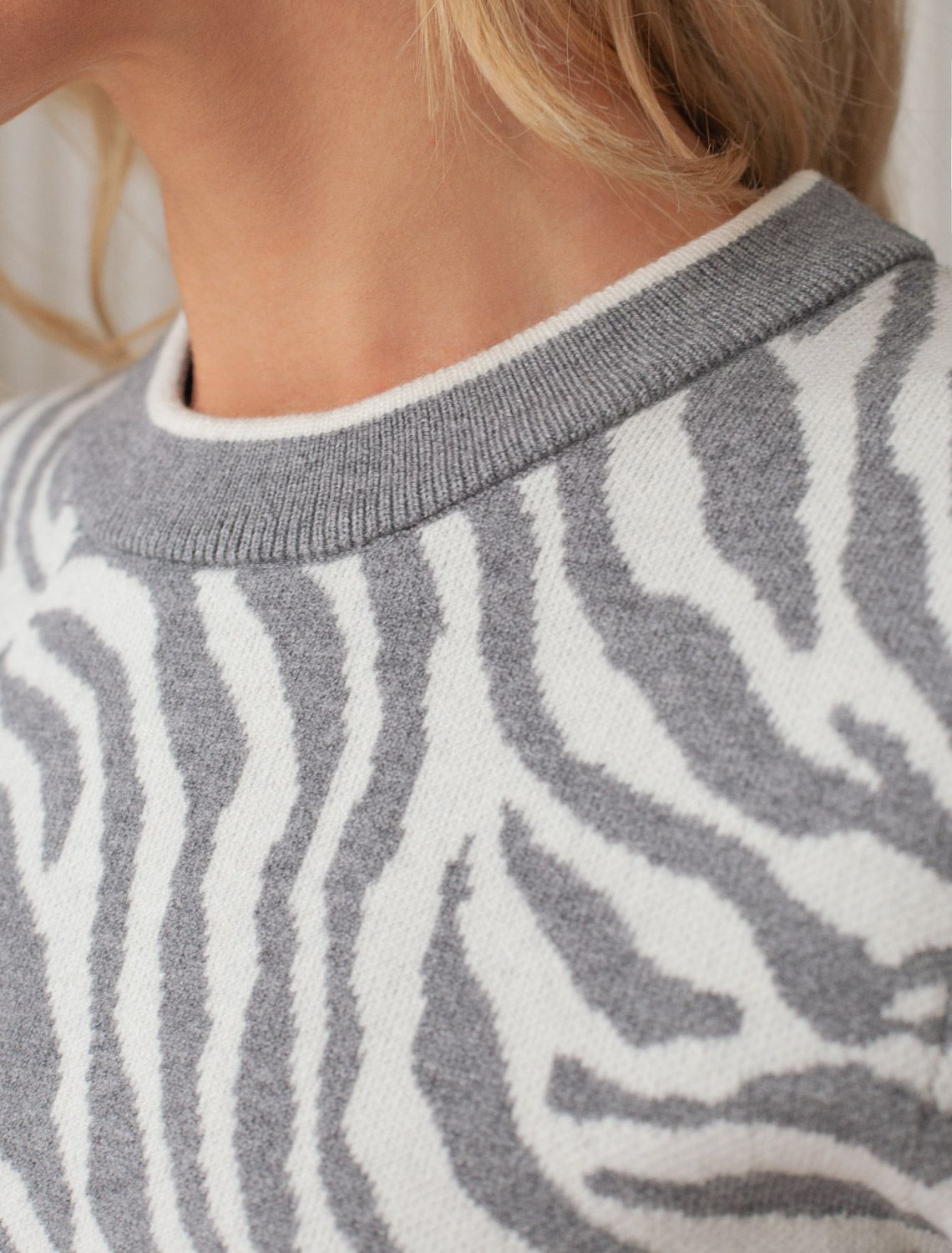 Джемпер жаккардовой вязки с кашемиром D39.362 серый