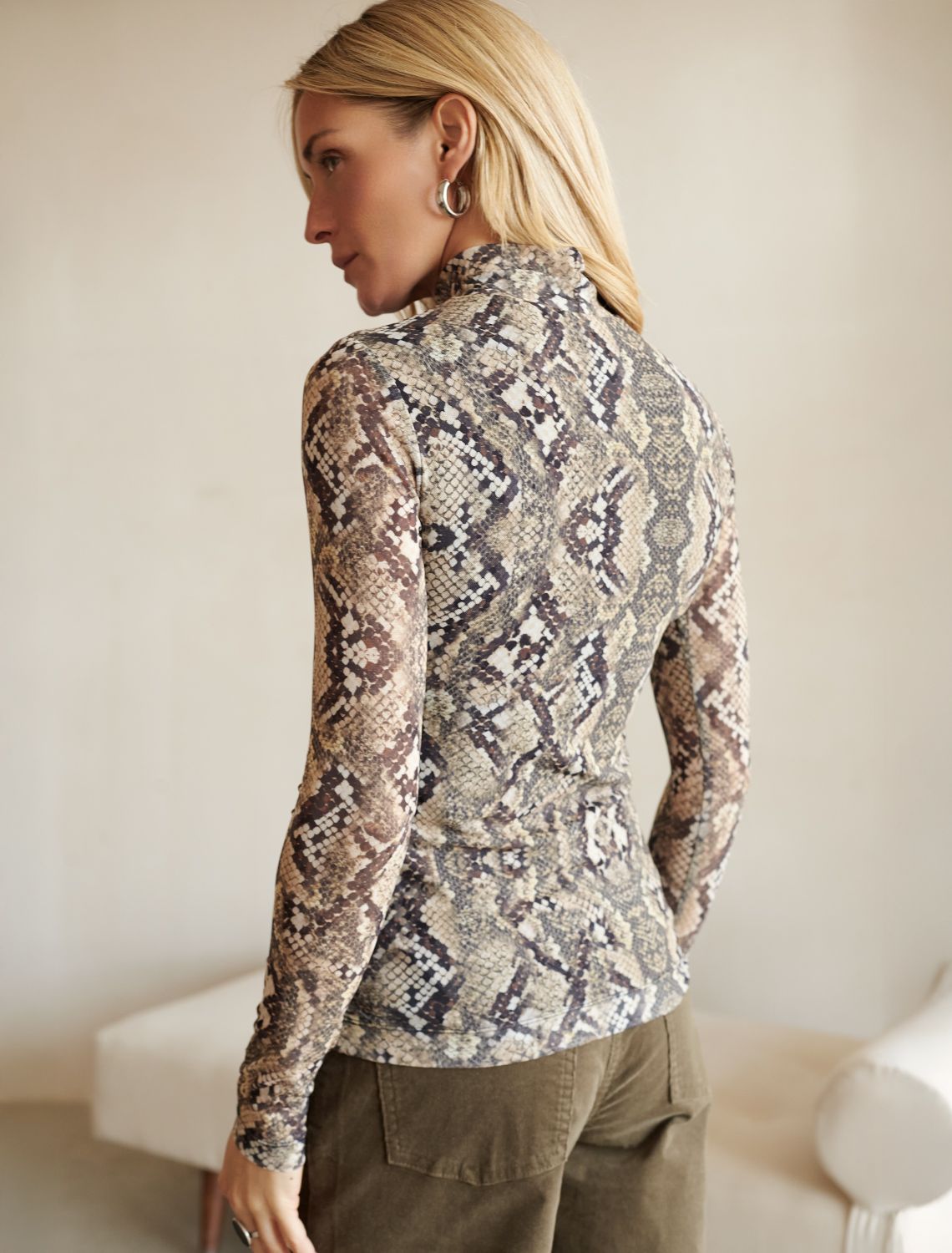 Водолазка с прозрачными рукавами D29.277 коричневый-бежевый змея