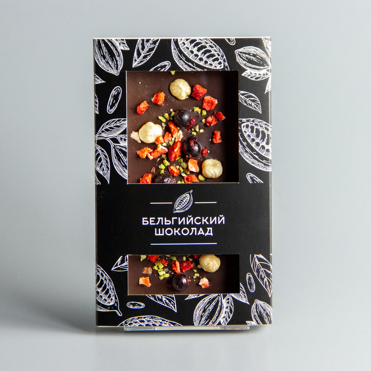 Тёмный шоколад с клубникой, чёрной смородиной, фисташками и фундуком #1