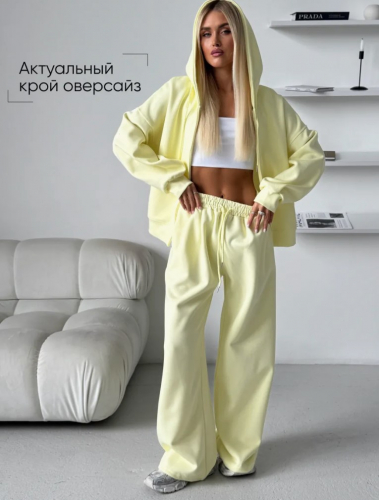 Спортивный костюм: брюки и толстовка на молнии